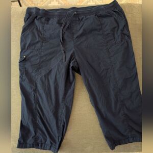 Avenue Navy Cargo Capris Size 26
